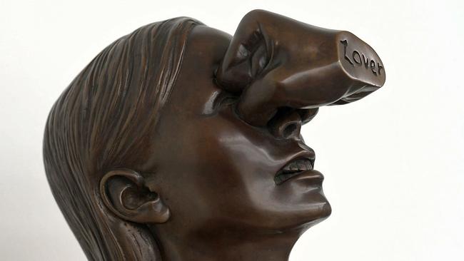 Skulptur von Sue Williams - Männerfaust mit Aufschrift Lover im Gesicht einer Frau