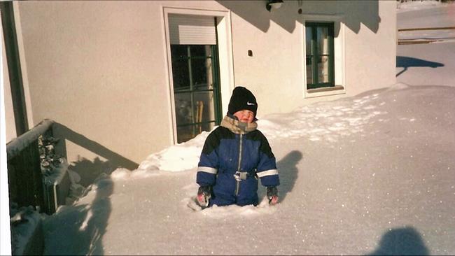 Benedikt Mitmannsgruber Kinderfoto im Schnee bis zu den Hüften im Programm "1996"