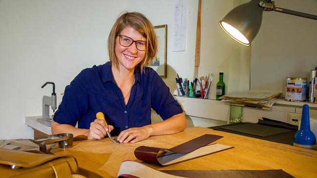 Die Taschenmacherin Sophie Annerl aus Pöchlarn in ihrem Atelier Elmsfeuer