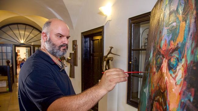 Der bulgarische Künstler Krassimir Kolev im Atelier an der Donau in Ybbs