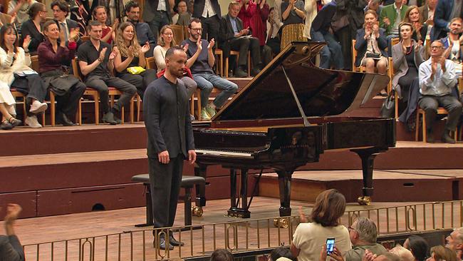 © ORF Igor Levit beim Schlussapplaus vor seinem Klavier