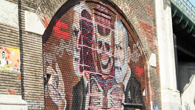 Das bereits legendäre und weltberühmte Freud Graffiti von Nychos: the dissection of Sigmund Freud an der Spittelauerlände