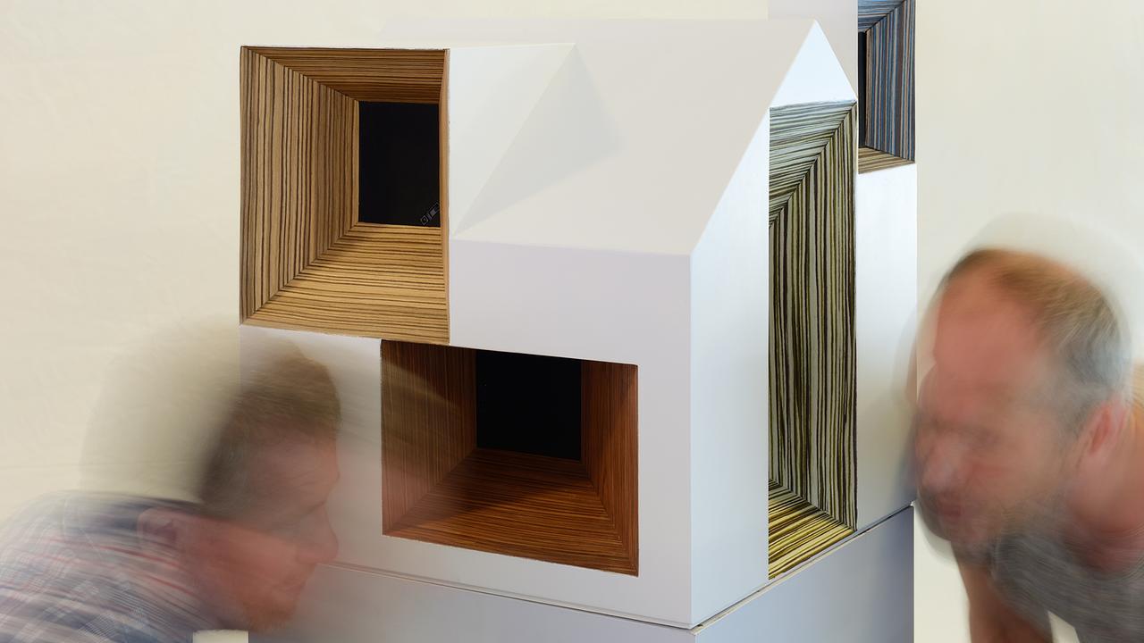 © Luisterhuis, Machiel Spaan & Rozalie Hirs, 2017, Foto: Allard van der Hoek Luisterhuis. Das ‚Hörhaus‘ von Architekt Machiel Spaan und Komponistin Rozalie Hirs ist ein Puppenhaus, mit dem Kinder mit und ohne Behinderung gemeinsam spielen können. Die hausförmige Holzskulptur hat sieben Hohlräume, die man mit den Ohren erkunden kann.