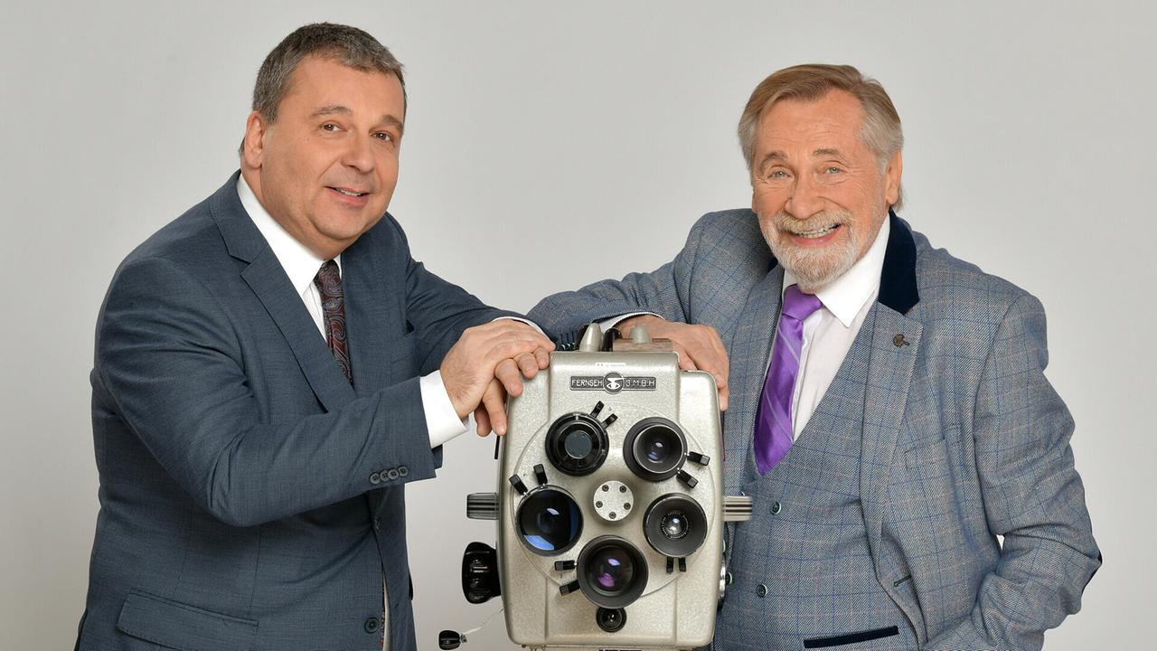 Johannes Hoppe und Peter Rapp stützen sich auf eine alte Kamera