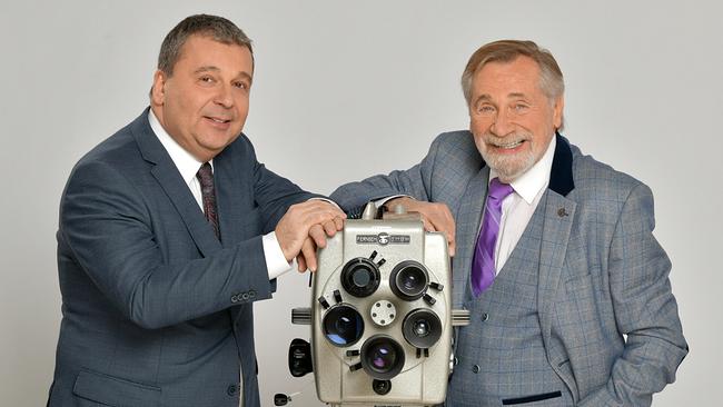 Johannes Hoppe und Peter Rapp stützen sich auf eine alte Kamera