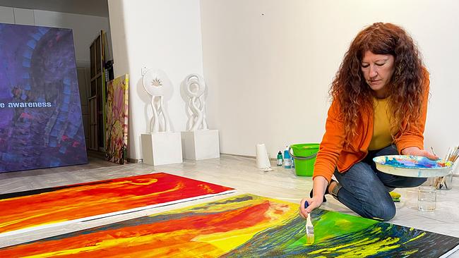 Malerin Elisabeth Sula in ihrem Atelier in Kaisermühlen