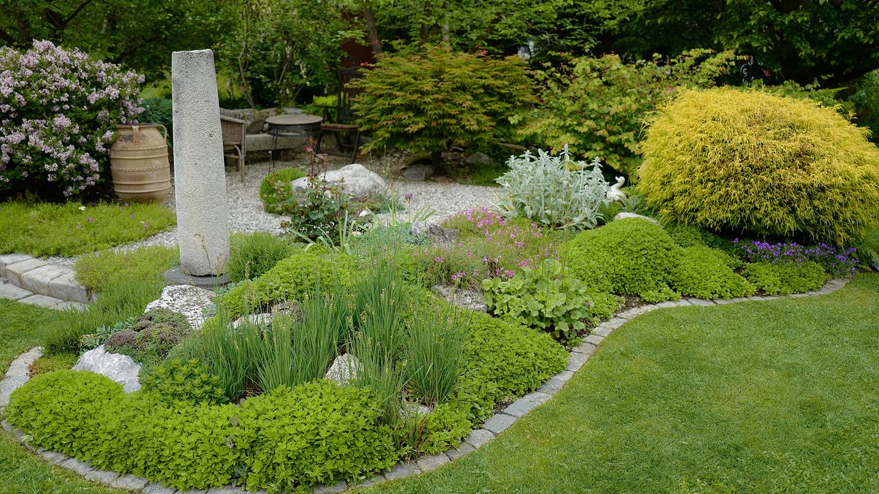 in englischem Stil - Einen Landhausgarten bepflanzt in englischem Gartenstil hat Horst Hoier angelegt