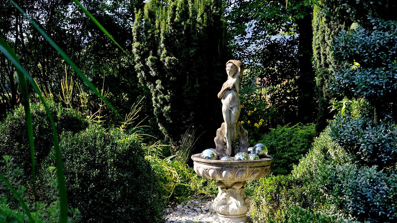 Romantischer Schatten-Skulpturen Garten