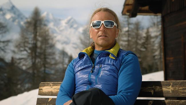 Andy Holzer auf einer Skihütte