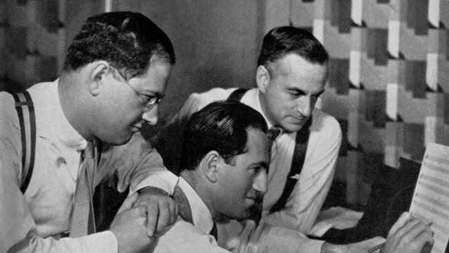 Ira und George Gershwin mit Theaterschriftsteller Guy Bolton