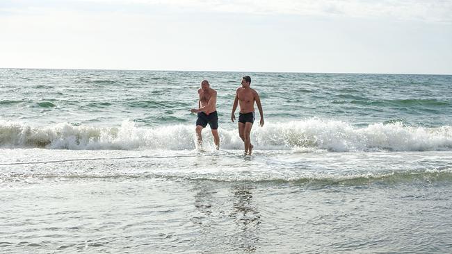 Bo Skovhus und Peter Schneeberger beim Schwimmen in der Nordsee