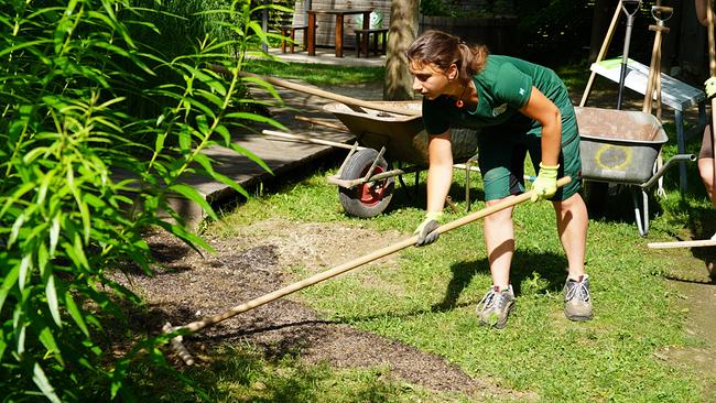 Die Gärtnerinnen der Garten Tulln zeigen, wie man den Rasen optimal renovieren und so immer frisch aussehen lassen kann