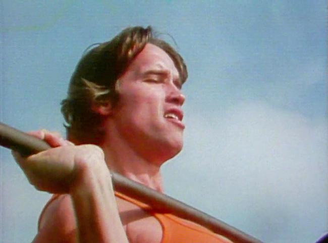 Arnold Schwarzenegger trainiert am Venice Beach, 1977