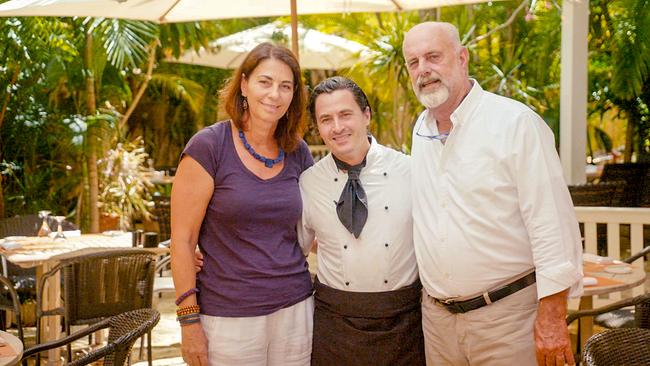 Gabriella Curry mit Ehemann Greg Curry und Chefkoch David Fiora (mi.) ihres Restaurants Cafe Matisse auf den Bahamas