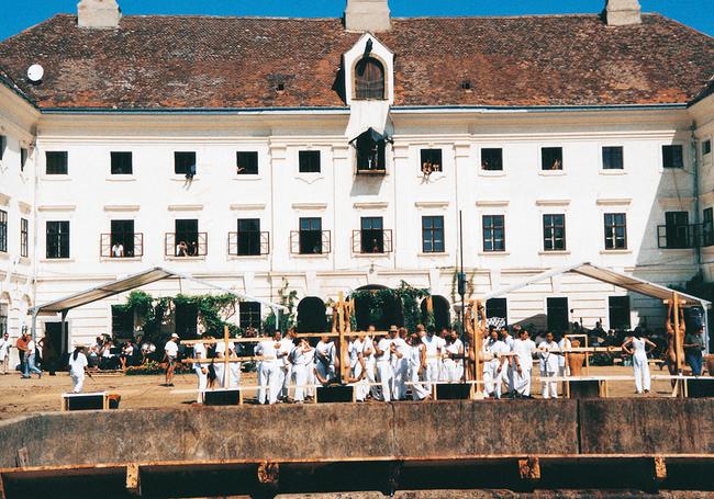 100. aktion "6-tage-spiel" 1998 | Aktion im Schlosshof von Schloss Prinzendorf