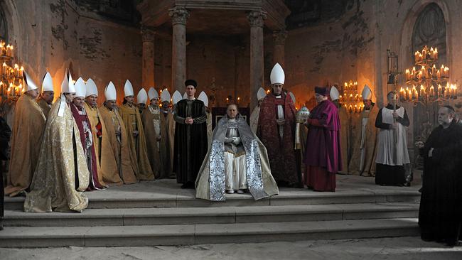 Darsteller des Filmes "Borgia (D 2011)": Rodrigo Borgia (John Doman) wird in der alten Peterskirche zum Papst gekrönt.