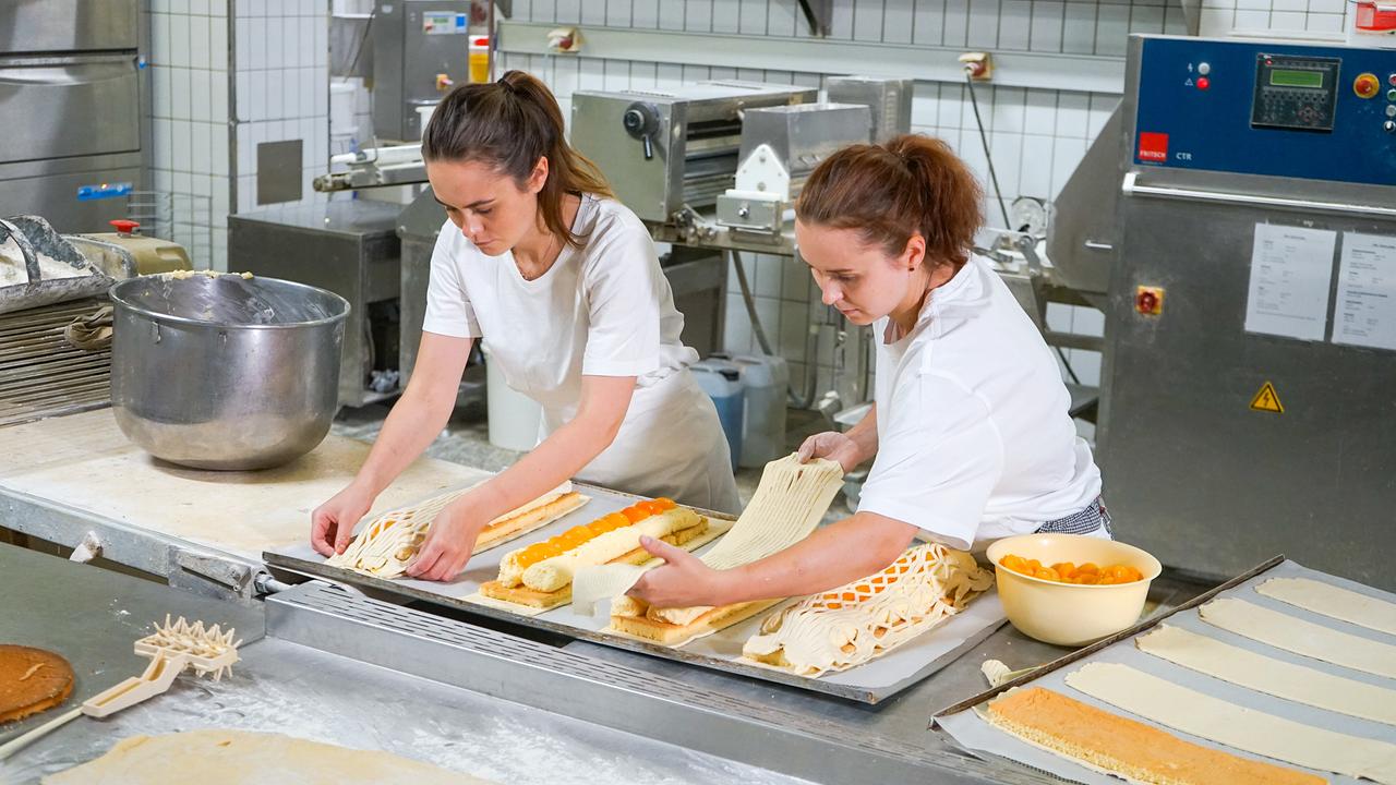 Die Schwestern Laura (links) und Lena (rechts) Kasses haben mit Anfang Zwanzig die Bäckerei ihres Vaters übernommen