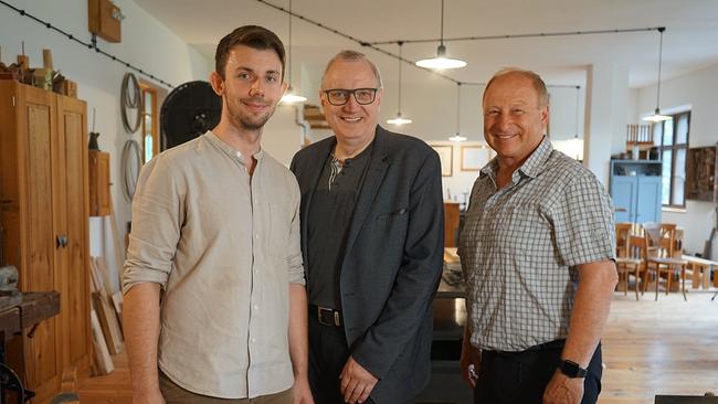 Harry Prünster (rechts) trifft Reinhart (Mitte) und Stefan Blumberger (links) in der Holz-Erlebnis-Welt AnnoLIGNUM