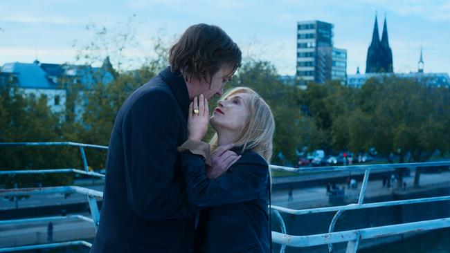 Der erste Kuss zwischen Joan Verra (Isabelle Huppert) und Tim Ardenne (Lars Eidinger)