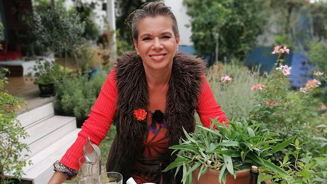Kräuterhexe Uschi Zezelitsch präsentiert ihre Lieblings-Wunderpflanzen und zahlreiche Rezepte dazu. Zu ihren Favoriten gehören die indischen Papaya-Prachtscharte, indischer Ginseng, Katzenschwanzpflanze und das Peking-Gras