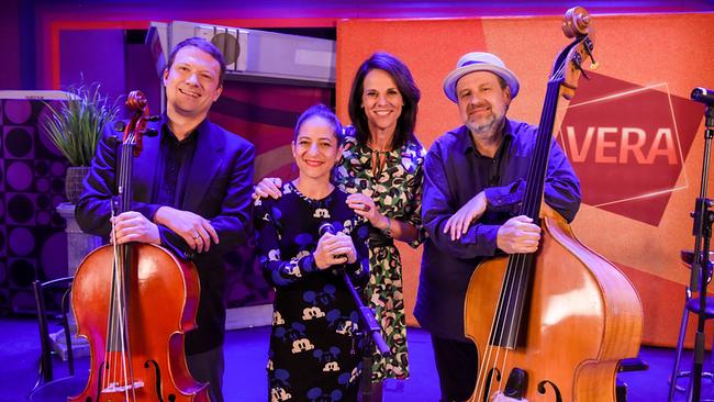 © ORF/Hubert Mican "Vera" am 21.10.2022: Vera Russwurm mit Caroline Athanasiadis, Michael Günther (Cellist) und Georg Breinschmid (Kontrabass)