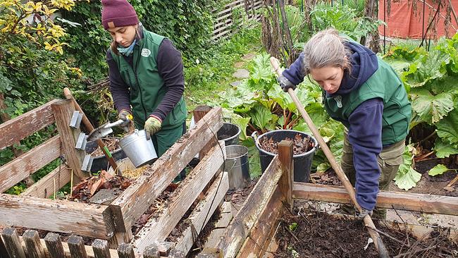 Die Gärtnerinnen der Garten Tulln zeigen, wie man jetzt noch den bestehenden Kompost umsetzt