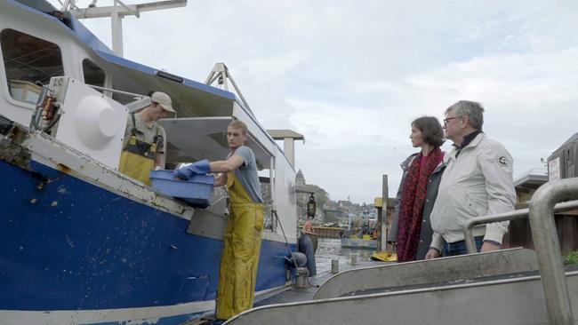 ORF-Korrespondentin Cornelia Primosch mit dem ehemaligen Kapitän Olivier Becquet. Er und seine Fischer von Tréport am Ärmelkanal kämpfen für Atomkraft und gegen den Bau eines Offshore-Windparks. 