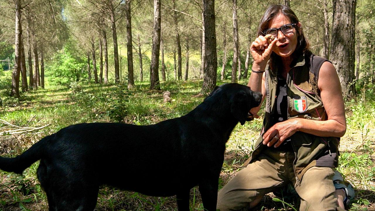 Trüffelhundeschulebesitzerin Liliana Tamberi zeigt Trüffelfund
