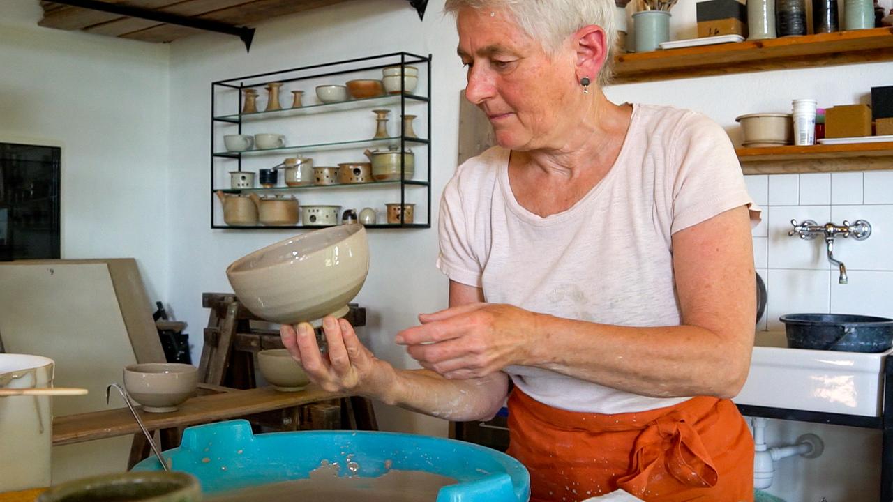 Keramikerin Anna Schäffler bei der Arbeit