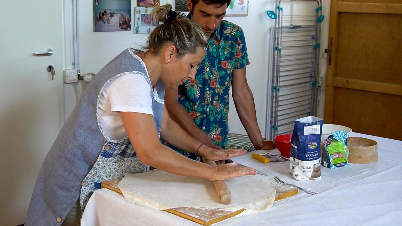 Pastaspezialistin Angela Di Gangi und Koch Marco Barni bei der Zubereitung von Pastateig