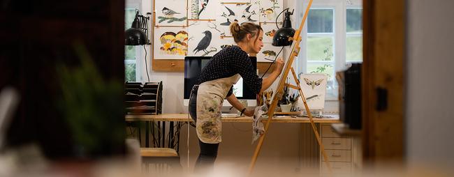 Brigitte Baldrian bei der Arbeit in ihrem Atelier