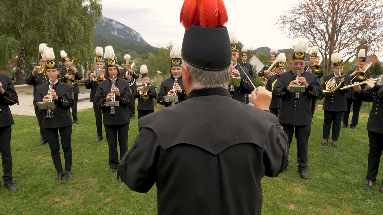 Blasmusikkapelle in schwarzer Uniform - Rückenansicht des Dirigenten