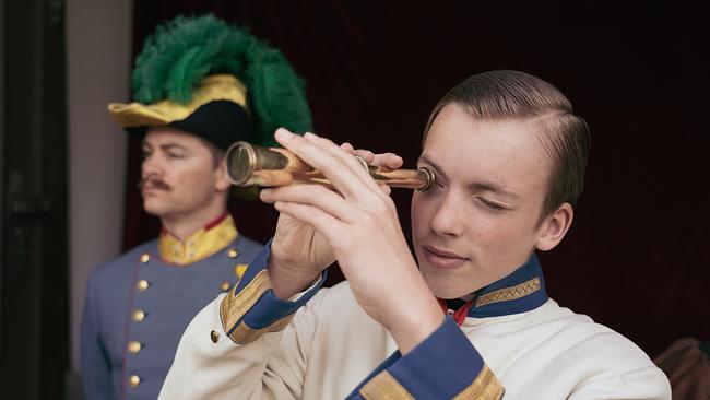 Der junge Kaiser Franz Joseph schaut durch ein Fernrohr