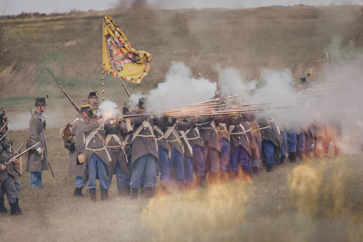 Soldaten befeuern auf einem Feld die gegnerische Armee