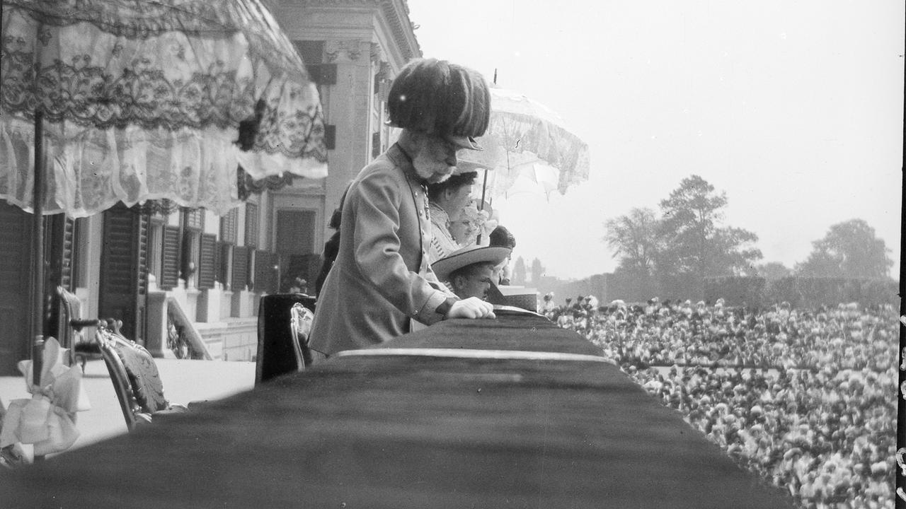 Franz Joseph am Balkon von Schloss Schönbrunn, er sieht zum Volk hinunter.