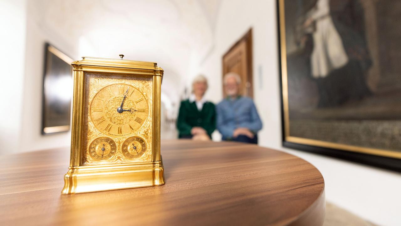 "Kunst und Krempel: Folge 2 - Aus Herzogenburg": Goldene Tischuhr mit Gehäuse. Die hochwertige Reiseuhr aus dem 19. Jahrhundert stammt aus Genf in der Schweiz.
