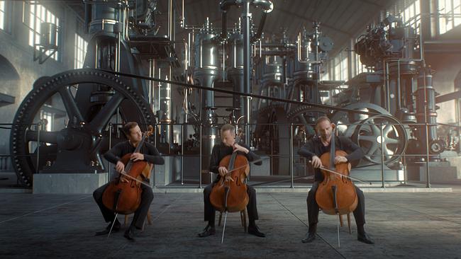 Maschinenhalle mit den Cellisten Raphael Flieder, Edison Pasko und Sebastian Bru der Wiener Philharmoniker