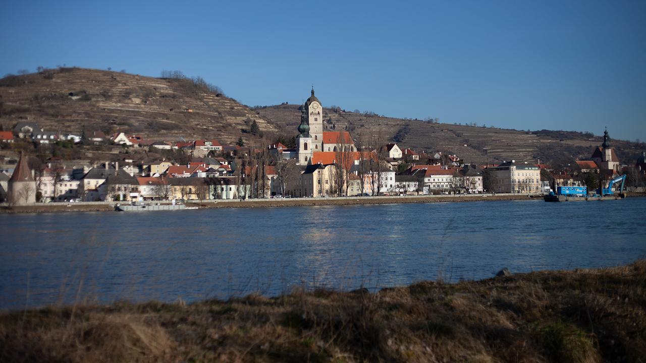 Blick vom Südufer der Donau auf die Ortschaft Stein bei Krems