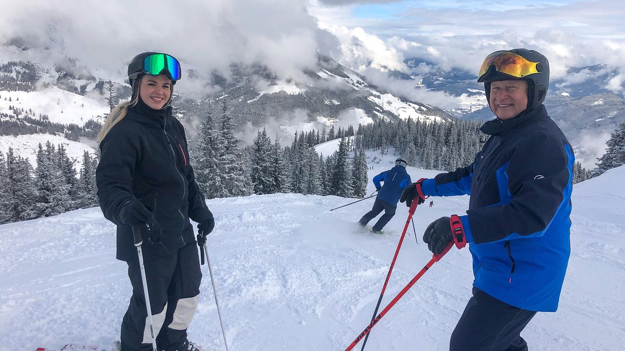 Harry Prünster schwingt sich mit Freestyle-Skierin Melanie Meilinger (links) auf die Piste