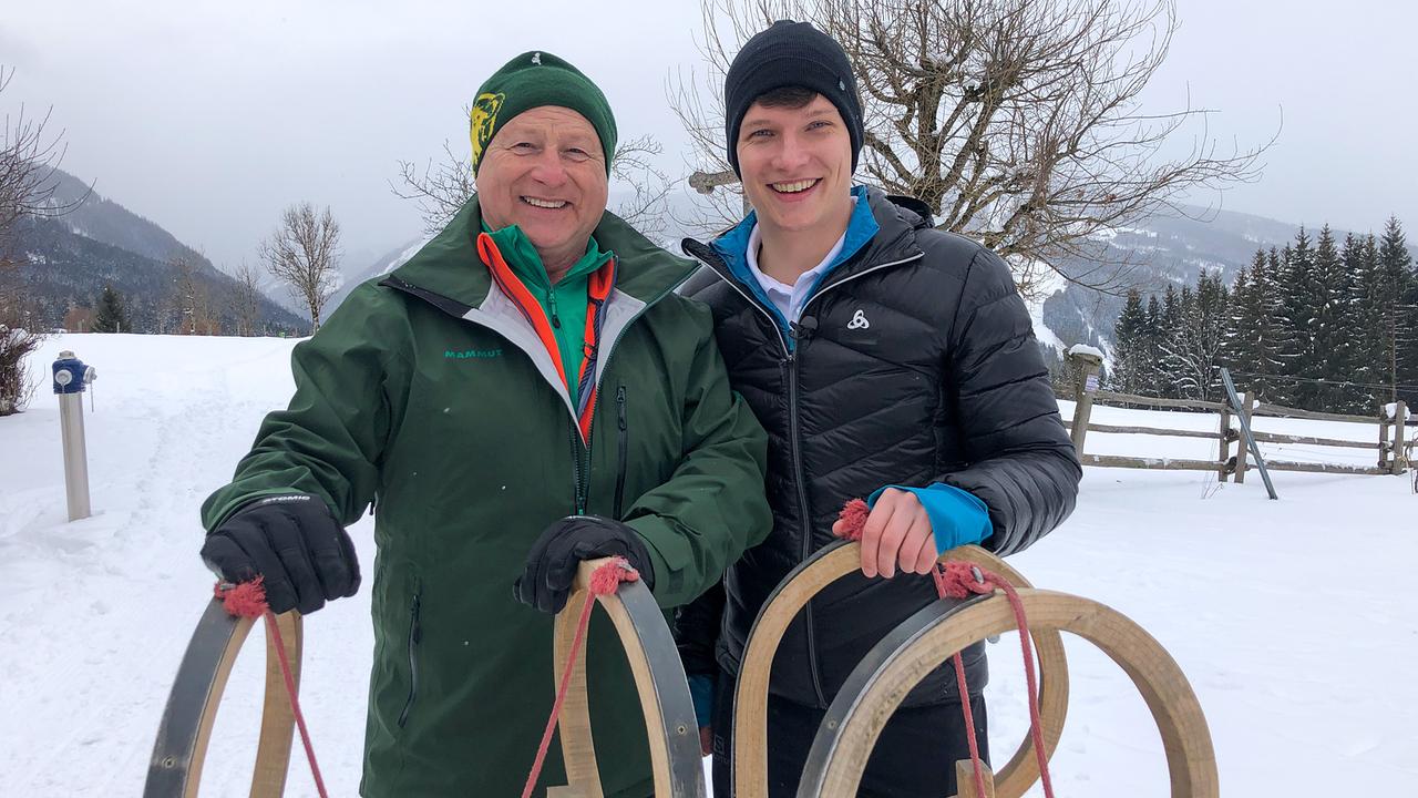 Mit dem ehemaligen Rennfahrer Jakob Schober liefert sich Harry ein kleines Rennen auf dem Schlitten