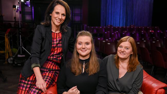 © ORF/Hubert Mican "Vera" am 3.3.2023: Vera Russwurm mit Lea Scherer und ihrer Mutter Anna Scherer