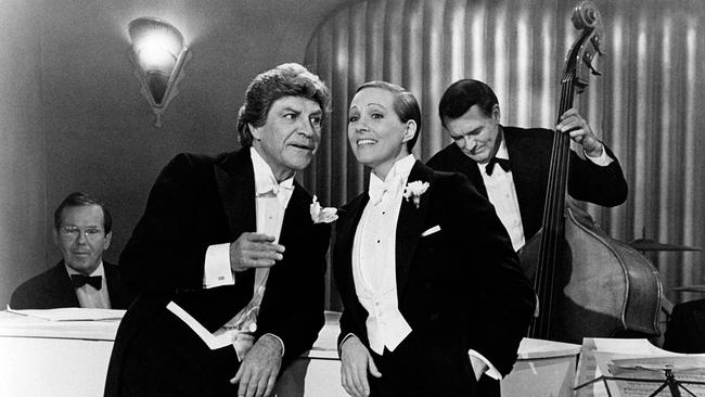 Schauspieler Robert Preston und Julie Andrews singen im Film "Victor Victoria"