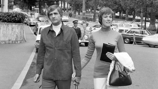 28.04.1972 - Monte Carlo, Monaco - Julie Andrews und ihr Ehemann Blake Edwards gehen während eines Urlaubs Hand in Hand