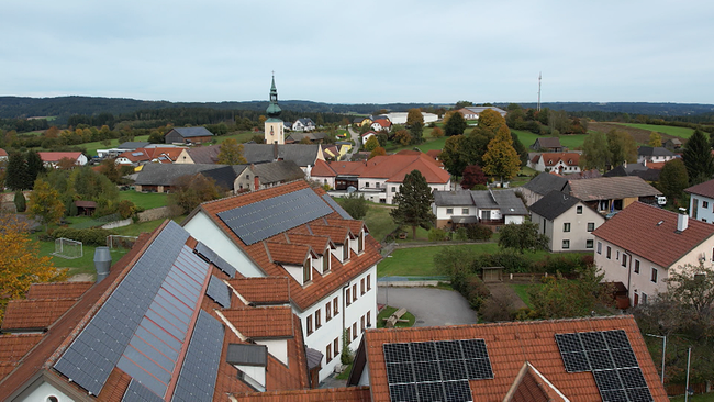 Dächer aus der Vogelperspektive mit zahlreichen Photovoltaik-Anlagen