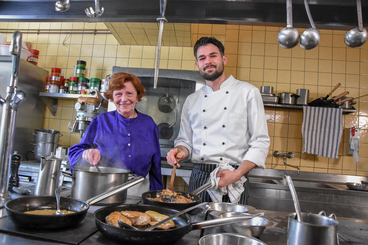 Wirtin Lisa Feiller und Kochlehrling Mathias Blazek in der Küche des Gasthaus "Zum Goldenen Lamm"