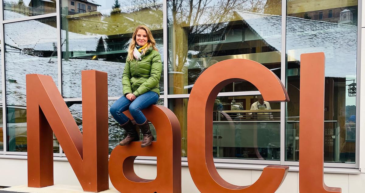 © ORF Christiana Reiler sitzt auf auf Buchstaben a desSchriftzugs NaCL