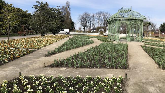 Die Blumengärten Hirschstetten in Wien geben auf einer Fläche von 60.000 Quadratmetern in unterschiedlichen Themengärten einen Einblick in die vielfältige Blumen- und Pflanzenwelt unserer Erde