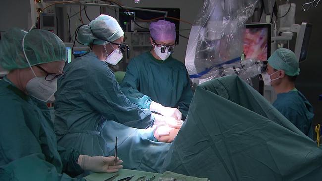 Operationssaal mit Ärzten und Schwestern bei einer Brustoperation