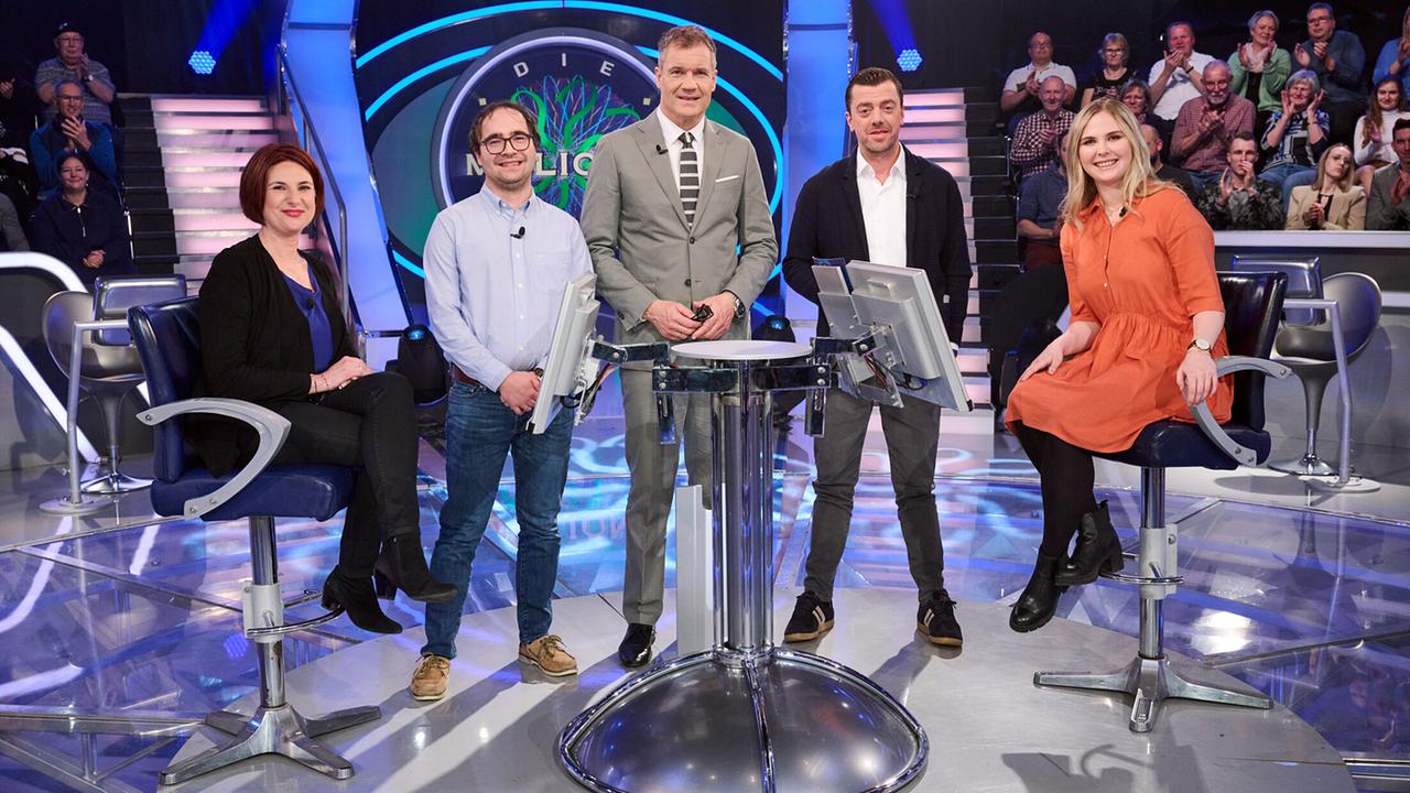 "Die Millionenshow" am 24.4.2023: Manuela Hammer (Baden, Niederösterreich), Philipp Hergovich (Trausdorf, Burgenland), Armin Assinger, Bosko Andjelic (Wien), Vera Flatz (Innsbruck, Tirol)