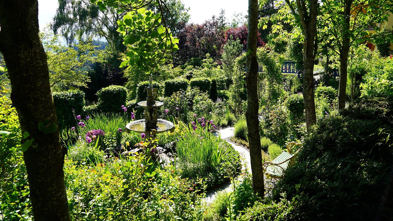 Mitten im Naturpark Almenland in der Steiermark hat sich Sissy Sichart mit ihrem Mann auf 1.000m Seehöhe einen einzigartigen 4.000 m² großen Gartentraum geschaffen